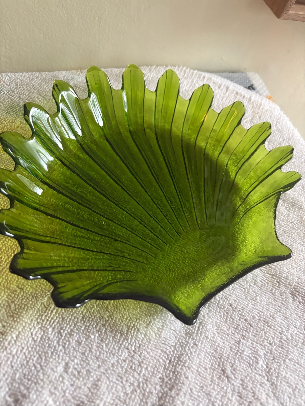 Vintage Mid-Century Avocado Green Glass Clam Shell Dish / Catchall